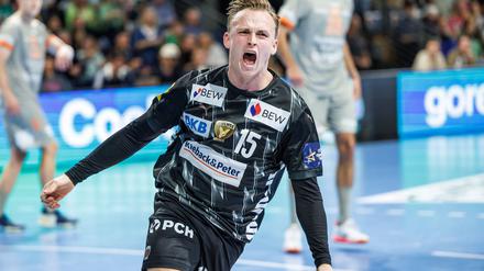 Spielmacher Tobias Gröndahl bejubelt den Heimsieg gegen Aalborg.