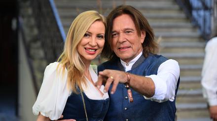 Der „König von Mallorca“ verlässt seine Insel. Neben ihm seine Frau Ramona.