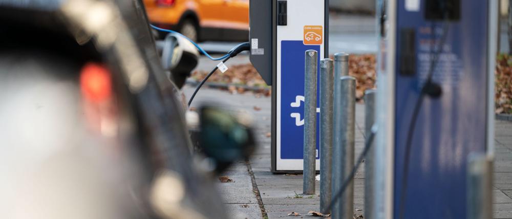 Fast jede zweite Kommune in Deutschland bietet keine öffentlich zugänglichen Ladestationen für E-Autos. (Symbolbild)