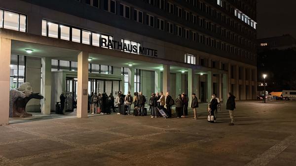 Rathaus Mitte Karl-Marx-Allee Notunterkunft Bombenentschärfung Weltkriegsbombe Fischerinsel