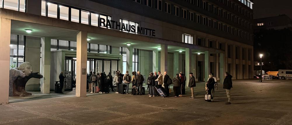 Rathaus Mitte Karl-Marx-Allee Notunterkunft Bombenentschärfung Weltkriegsbombe Fischerinsel
