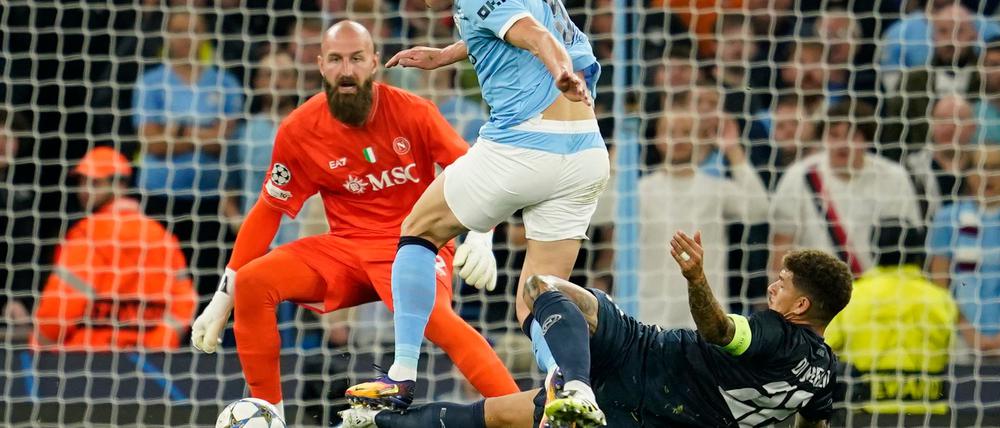 Für dieses Foul sah Di Lorenzo (rechts) Rot, Haaland traf gegen Neapel dennoch - und hat nun 50 Champions-League-Tore erzielt.