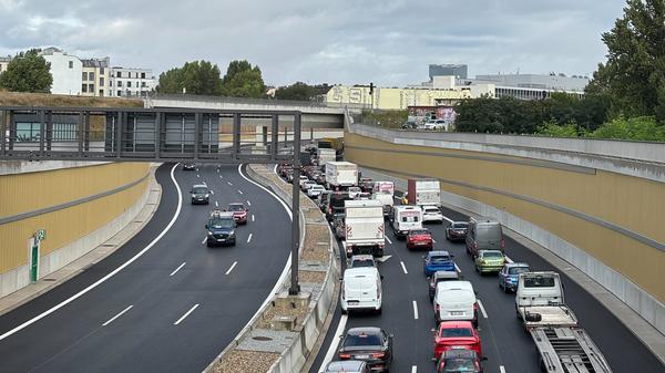 Fotograf: Luis Brückner. Beschreibung: Auf der A100 hat sich am neuen Bauabschnitt ein kilometerlanger Rückstau gebildet.