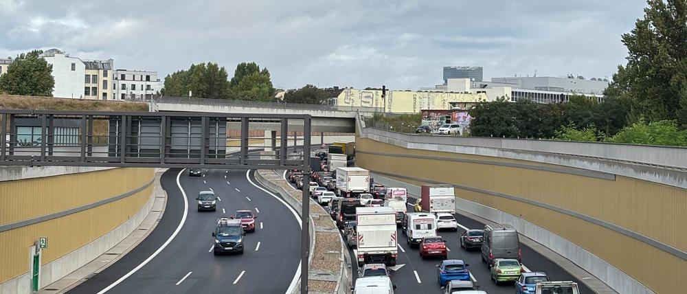 Fotograf: Luis Brückner. Beschreibung: Auf der A100 hat sich am neuen Bauabschnitt ein kilometerlanger Rückstau gebildet.