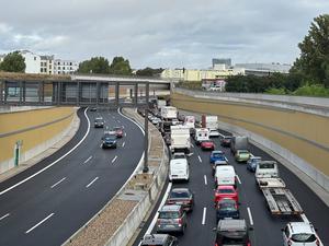 Fotograf: Luis Brückner. Beschreibung: Auf der A100 hat sich am neuen Bauabschnitt ein kilometerlanger Rückstau gebildet.