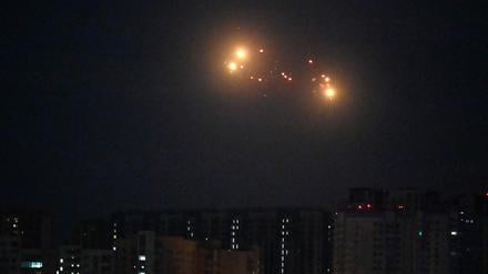 TOPSHOT - The Ukrainian air defence fires at Russian drones above Kyiv during night mass drone and missile strikes on Ukraine on September 10, 2025, amid the Russian invasion of Ukraine. (Photo by Sergei SUPINSKY / AFP)