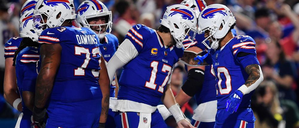 Quarterback Josh Allen (Mitte) führte die Bills zum dritten Sieg im dritten Saisonspiel.
