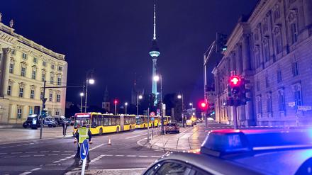 In Berlin-Mitte ist der Bereich um den Fundort einer Brandbombe abgesperrt worden. 