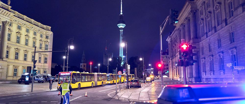 In Berlin-Mitte ist der Bereich um den Fundort einer Brandbombe abgesperrt worden.