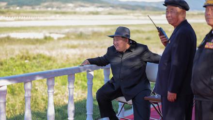 Nordkoreas Machthaber Kim Jong Un überwacht den Drohnentest. 