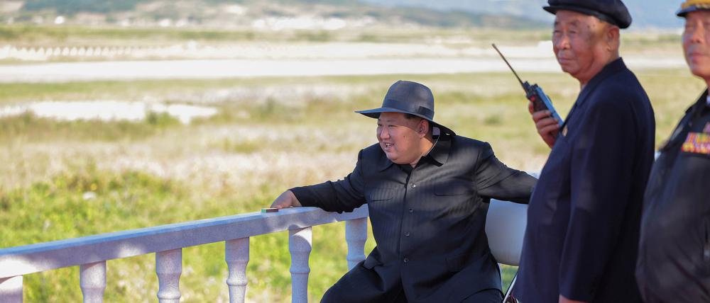 Nordkoreas Machthaber Kim Jong Un überwacht den Drohnentest. 