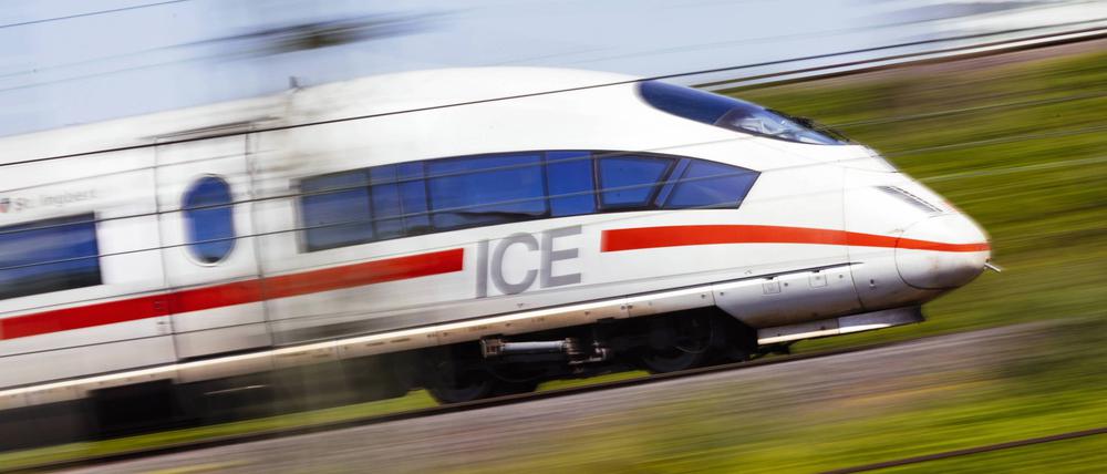 Ein ICE der Deutschen Bahn auf den Schienen am Bahnhof Köln Deutz. 
