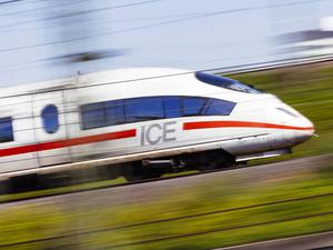 Ein ICE der Deutschen Bahn auf den Schienen am Bahnhof Köln Deutz. 