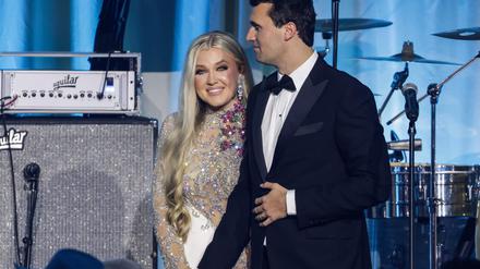 Charlie Kirk (R) und seine Ehefrau Erika Lane Frantzve (L).