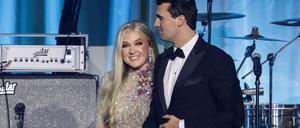 Charlie Kirk (R) und seine Ehefrau Erika Lane Frantzve (L).