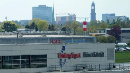 Der Schriftzug «Hamburg Airport Helmut Schmidt» hängt an einem Terminal am Flughafen «Hamburg Airport Helmut Schmidt». 