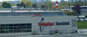 Der Schriftzug «Hamburg Airport Helmut Schmidt» hängt an einem Terminal am Flughafen «Hamburg Airport Helmut Schmidt». 