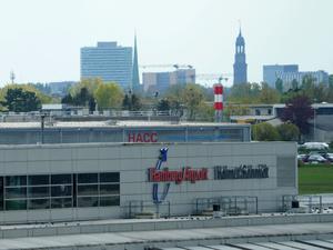 Der Schriftzug «Hamburg Airport Helmut Schmidt» hängt an einem Terminal am Flughafen «Hamburg Airport Helmut Schmidt». 