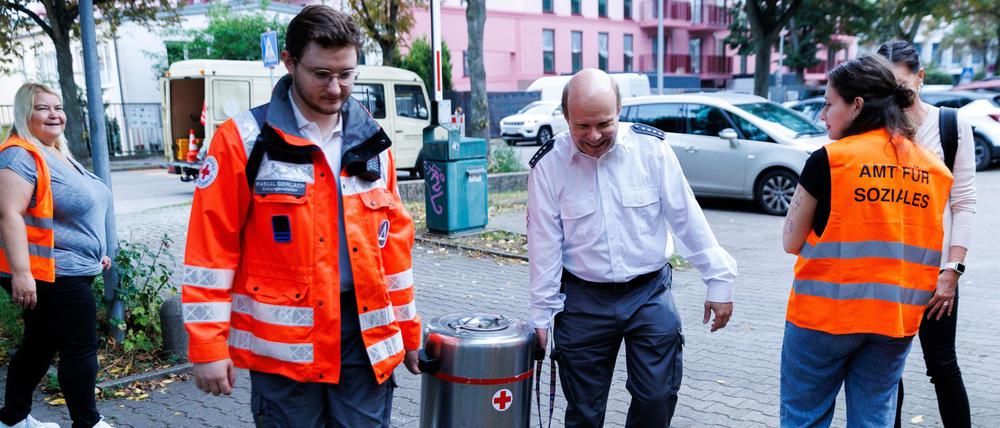 Helfer bringen Lebensmittel in die Notunterkunft in der Turnhalle im Kant-Gymnasium in der Bismarckstrasse. Nach dem Fund einer Bombe aus dem Zweiten Weltkrieg beginnen die Evakuierungen im Stadtteil Spandau.
