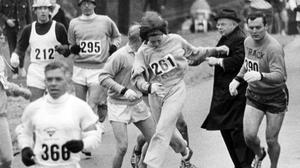 Gegen alle Widerstände. Im Jahr 1967 lief Kathrine Switzer den ersten Marathon und wurde vom Renndirektor aktiv versucht daran zu hindern.