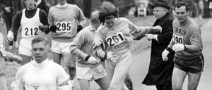 Gegen alle Widerstände. Im Jahr 1967 lief Kathrine Switzer den ersten Marathon und wurde vom Renndirektor aktiv versucht daran zu hindern.