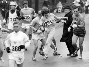 Gegen alle Widerstände. Im Jahr 1967 lief Kathrine Switzer den ersten Marathon und wurde vom Renndirektor aktiv versucht daran zu hindern.