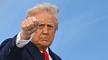 US-Präsident Donald Trump zeigt seine bekannte Geste – die Faust. 