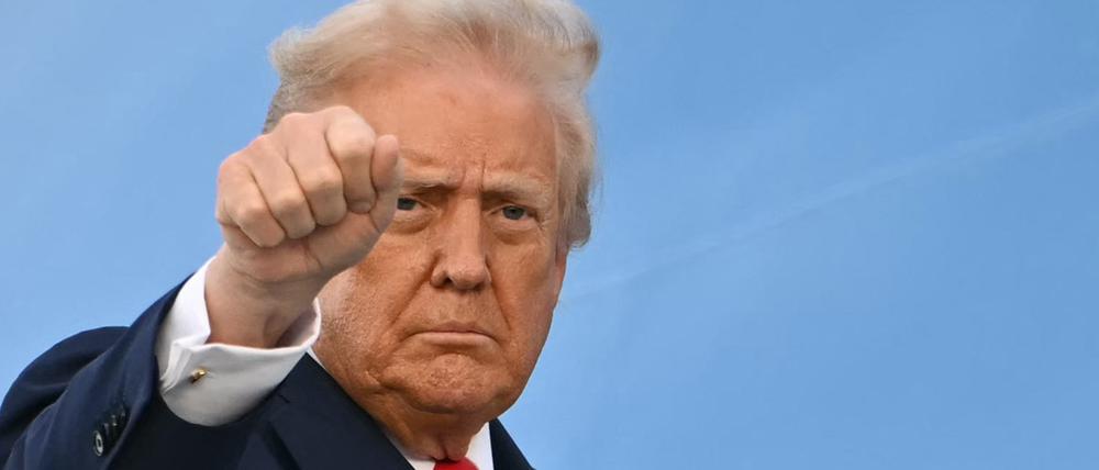 US-Präsident Donald Trump zeigt seine bekannte Geste – die Faust.