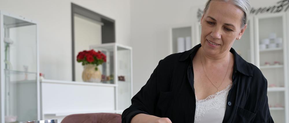 In der Erika-Wolf-Straße hat Wachszieherin Daria Mokienko ein neues Geschäft für Kunsthandwerk aus Wachs und Porzellan eröffnet.