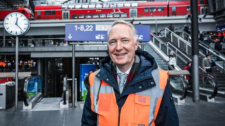 Der Konzernbevollmächtigter der Deutschen Bahn für Berlin Alexander Kaczmarek steht im Hauptbahnhof.