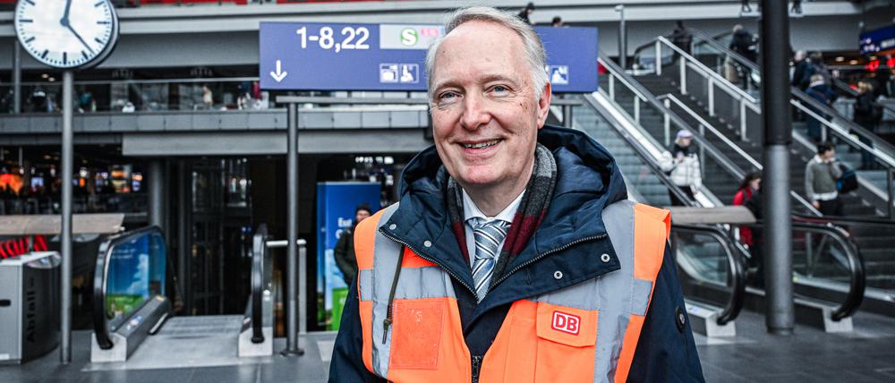 Der Konzernbevollmächtigter der Deutschen Bahn für Berlin Alexander Kaczmarek steht im Hauptbahnhof.
