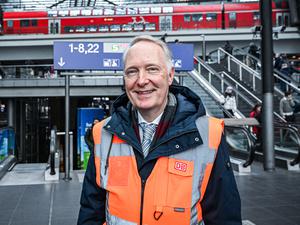 Der Konzernbevollmächtigter der Deutschen Bahn für Berlin Alexander Kaczmarek steht im Hauptbahnhof.