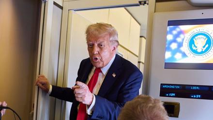 US-Präsident Donald Trump spricht mit Reportern nach seinem Abflug aus dem Vereinigten Königreich an Bord der Air Force One.