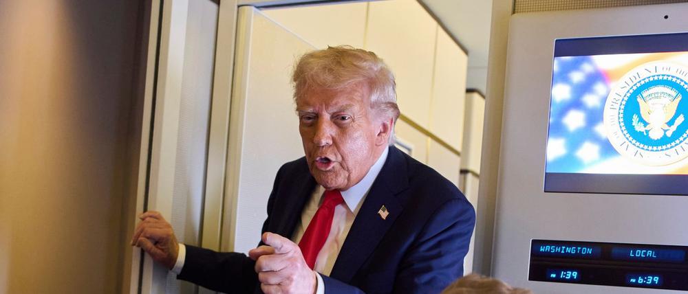 US-Präsident Donald Trump spricht mit Reportern nach seinem Abflug aus dem Vereinigten Königreich an Bord der Air Force One.