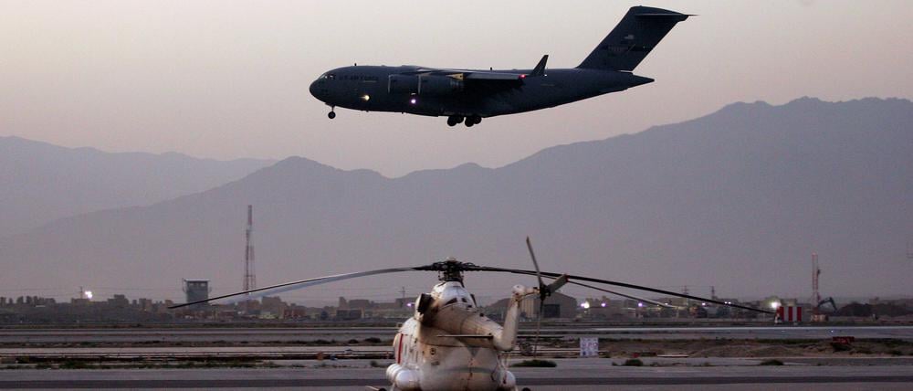 Eine US-Frachtmaschine landet im September 2009 auf dem Flughafen Bagram in Afghanistan.