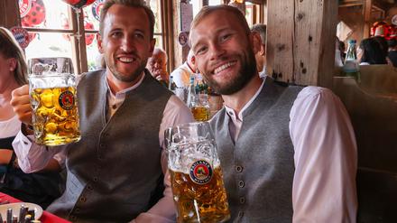 Die Bayern auf dem Oktoberfest: Hier stoßen Harry Kane (l) und Konrad Laimer an.