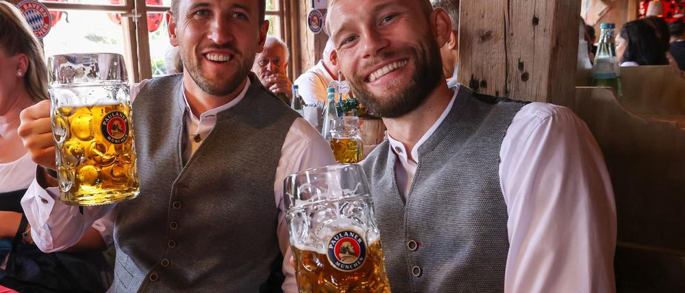 Die Bayern auf dem Oktoberfest: Hier stoßen Harry Kane (l) und Konrad Laimer an.