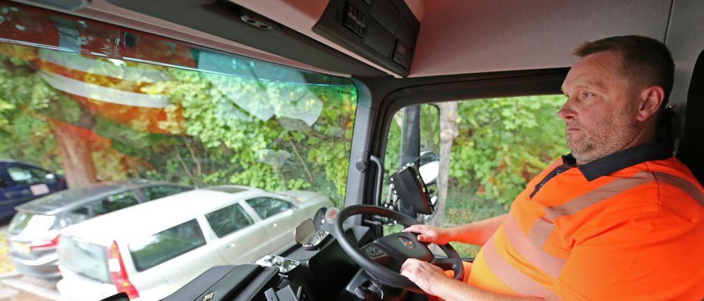 Fahrer Maik Ehlert arbeitet seit 30 Jahren für das städtische Unternehmen.