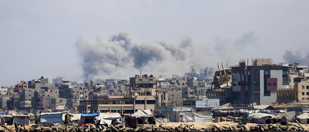 Rauch steigt nach israelischen Angriffen während einer Militäroperation in Gaza-Stadt am 19. September 2025 auf (Symbolbild).