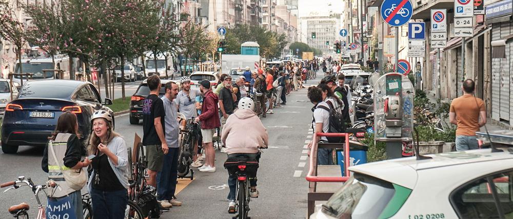 Eine Menschenkette gegen zugeparkte Radwege in Mailand.