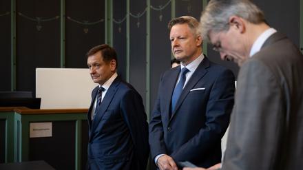 Kay Gottschalk (l), stellvertretender Bundessprecher und Bundestagsabgeordneter und der Vertreter der AfD vor Gericht, steht vor Beginn der Verhandlung über die Räumungsklage gegen die AfD am Landgericht II neben seinen Kollegen.