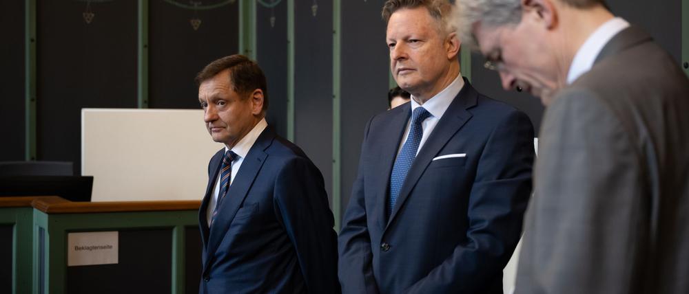 Kay Gottschalk (l), stellvertretender Bundessprecher und Bundestagsabgeordneter und der Vertreter der AfD vor Gericht, steht vor Beginn der Verhandlung über die Räumungsklage gegen die AfD am Landgericht II neben seinen Kollegen.
