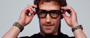 Meta-Chef Mark Zuckerberg trägt eine Meta Ray-Ban Brille während einer Präsentation in der Meta Zentrale in Menlo Park in Kalifornien am Mittwoch, den 17. September 2025.