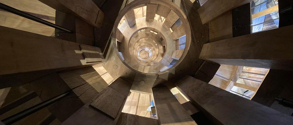 Ein Lauf der Wendeltreppe führt Besucher hinauf, der andere hinunter, sodass sich die Gäste nie begegnen.
