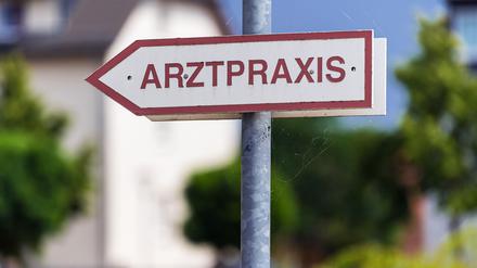 Der Weg zur Arztpraxis ist meistens einfach, doch während der Arbeitszeit muss man beim Besuch auf verschiedene Dinge achten.