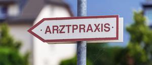 Der Weg zur Arztpraxis ist meistens einfach, doch während der Arbeitszeit muss man beim Besuch auf verschiedene Dinge achten.