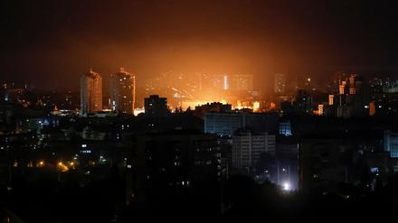 In der ukrainischen Hauptstadt Kiew heulen kurz nach Mitternacht die Alarmsirenen. Laut dem Leiter der Militärverwaltung der Stadt wurde das Oberleitungsnetz für Busse von den Trümmern einer abgeschossenen russischen Drohne beschädigt. 
