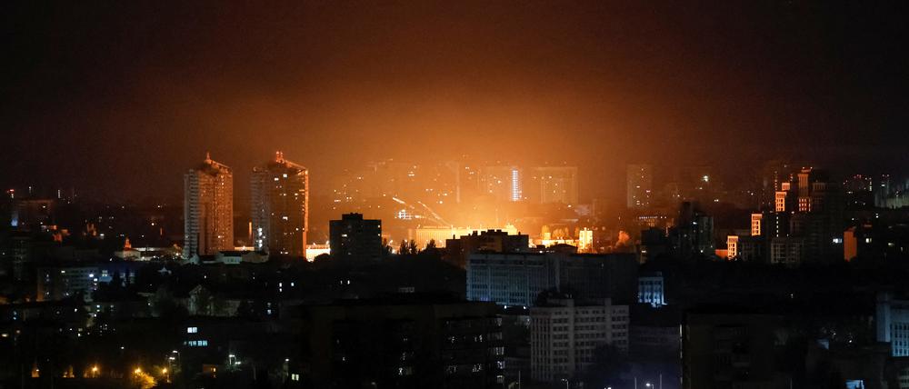 In der ukrainischen Hauptstadt Kiew heulen kurz nach Mitternacht die Alarmsirenen. Laut dem Leiter der Militärverwaltung der Stadt wurde das Oberleitungsnetz für Busse von den Trümmern einer abgeschossenen russischen Drohne beschädigt. 