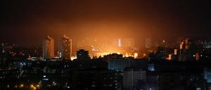 In der ukrainischen Hauptstadt Kiew heulen kurz nach Mitternacht die Alarmsirenen. Laut dem Leiter der Militärverwaltung der Stadt wurde das Oberleitungsnetz für Busse von den Trümmern einer abgeschossenen russischen Drohne beschädigt. 