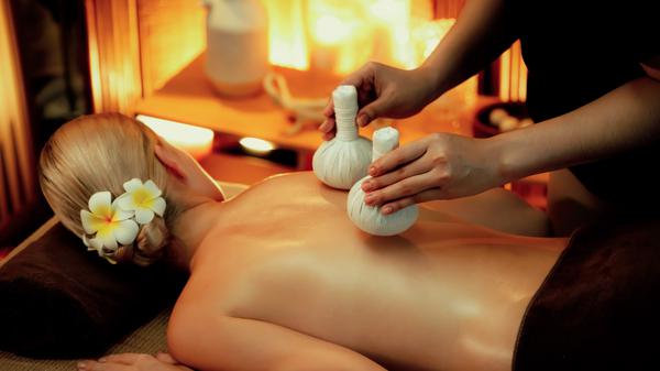 In der Ayurveda-Medizin geht es auch um Massagen und Manualtherapie.